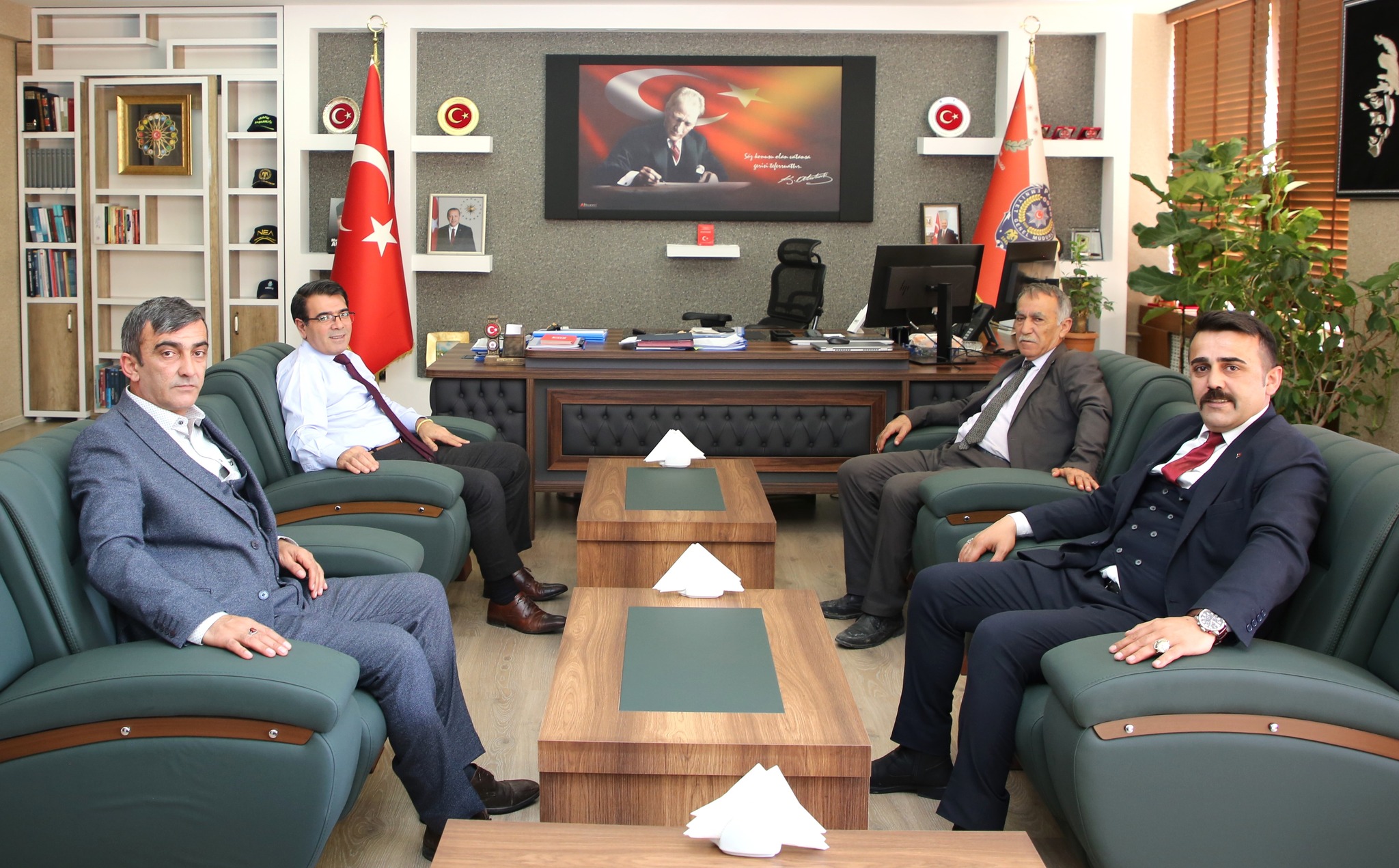 Hakkari'de MHP ve güvenlik görevlileri Emniyet Müdürlüğü'nde toplandı