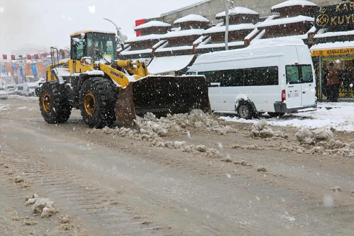 Van'da yoğun kar yağışına karşı kar temizleme ve açma çalışmaları tüm hızıyla devam ediyor.