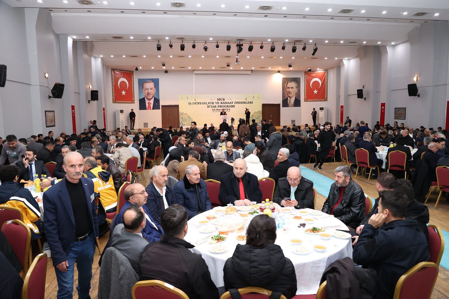 Muş Valisi Avni Çakır, Cumhurbaşkanı Yardımcısı ile iş birliğini güçlendirmek amacıyla bir iftar programında bir araya geldi.